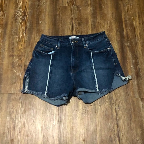 Good American Shorts Women's 6/28 Bombshell Raw Seam Cut Off Dark Wash Denim - Picture 1 of 5